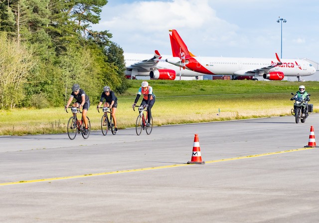 Rennradfahrer auf Flughafengelände in Cuxhaven