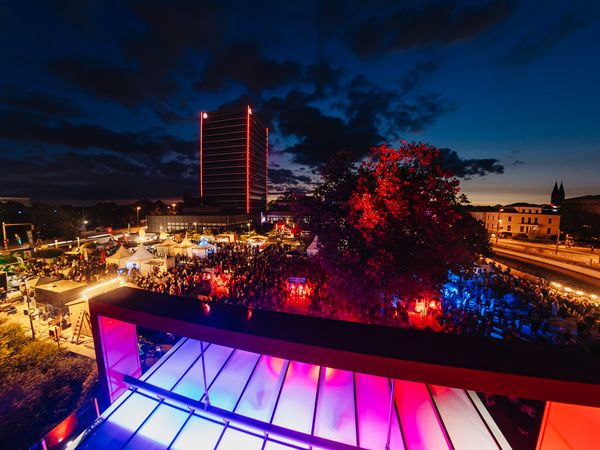 Okerinsel von oben und bunt beleuchtet