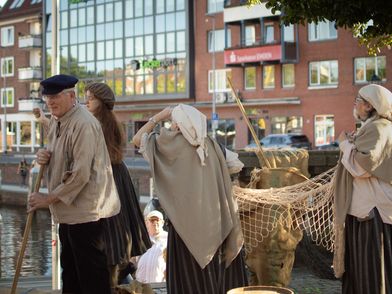 Vier altertümlich verkleidete Menschen erwecken ein historisches Bildmotiv zum Leben.