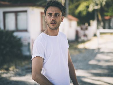 Der Sänger Clueso in weißem Shirt