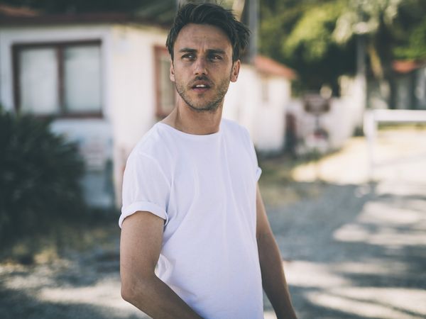 Der Sänger Clueso in weißem Shirt