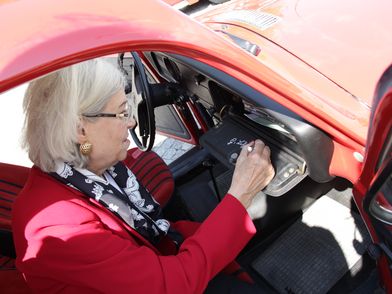 Gunhild Liljequist signiert bei einem Besuch in Einbeck eine Handschuhfachklappe.