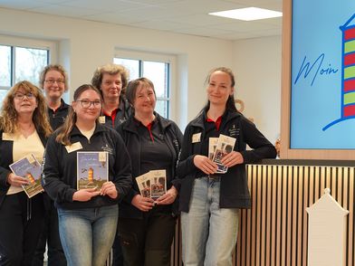 Ein Gruppenbild der Mitarbeiterinnen der Tourist-Info Krummhörn-Greetsiel