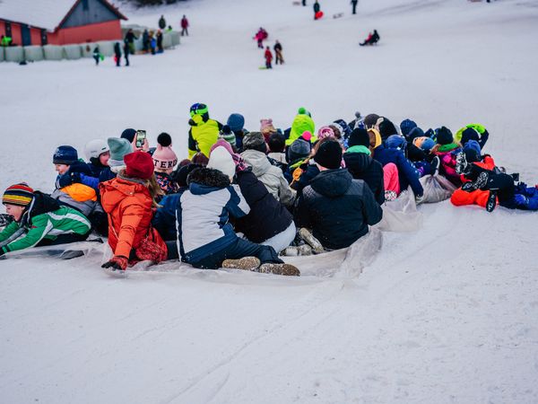 Kindern beim Rodeln