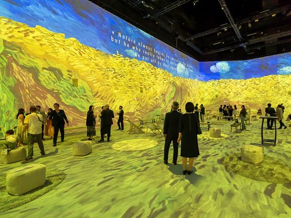 Besucher inmitten der immersiven Ausstellung