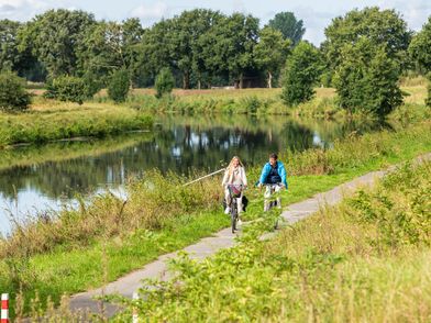 Pärchen fährt Fahrrad an der Vechte Fahrradtour