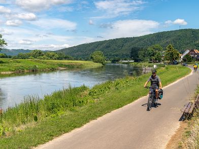 Radfahrer am Weser-Radweg bei Hemeln