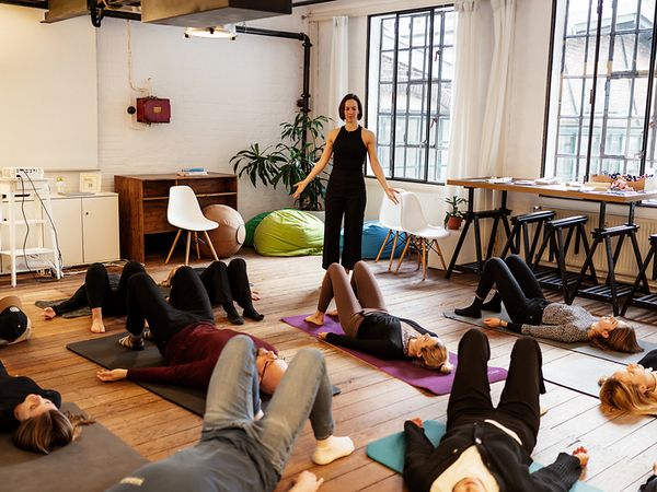 Eine Gruppe macht Yoga.