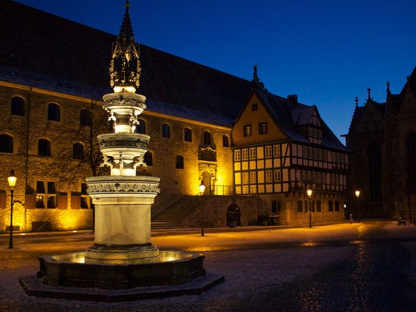 Nachtwächterführungen laden im Schein der Laterne zum Erkunden Braunschweigs ein.