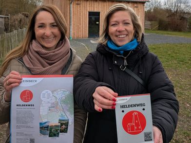 Projektleitung Ronja Gillmann und Stabsstellenleitung Ulrike Lauerwald mit den Dokumenten zum eröffneten Heldenweg.