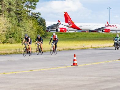 Rennradfahrer auf Flughafengelände in Cuxhaven