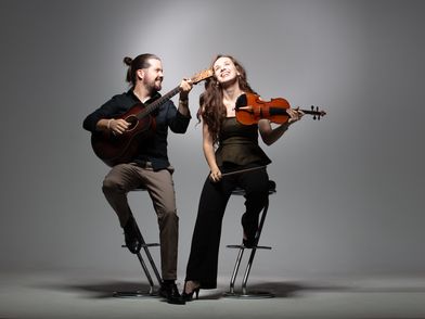 Die Musiker Lea Brückner mit Geige und Gábor Ladányi mit Gitarre.