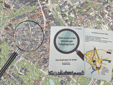 Stadtkarte mit Lupe und Heft der Stadtralleye
