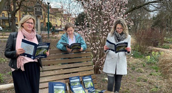 Die Geschäftsführerin des Weserbergland Tourismus e.V. Petra Wegener sowie die Projektmanagerinnen Jessica Dolle und Sina Scholz präsentieren die neuen Urlaubsmagazine „Meine Weserberglandzeit“, © Weserbergland Tourismus e.V. Die Geschäftsführerin des Weserbergland Tourismus e.V. Petra Wegener sowie die Projektmanagerinnen Jessica Dolle und Sina Scholz präsentieren die neuen Urlaubsmagazine „Meine Weserberglandzeit“, © Weserbergland Tourismus e.V.