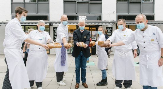 Markus Greiner (Mitte) und das Team von "Das Brot." präsentieren die Gewinner, © Anja Weber Markus Greiner (Mitte) und das Team von "Das Brot." präsentieren die Gewinner, © Anja Weber