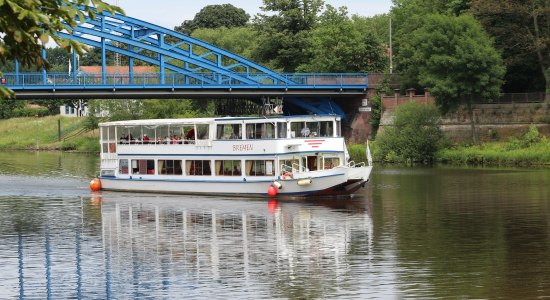 Das FGS Bremen und die MS Stadt Verden befahren die Mittelweser., © Mittelweser-Touristik GmbH
