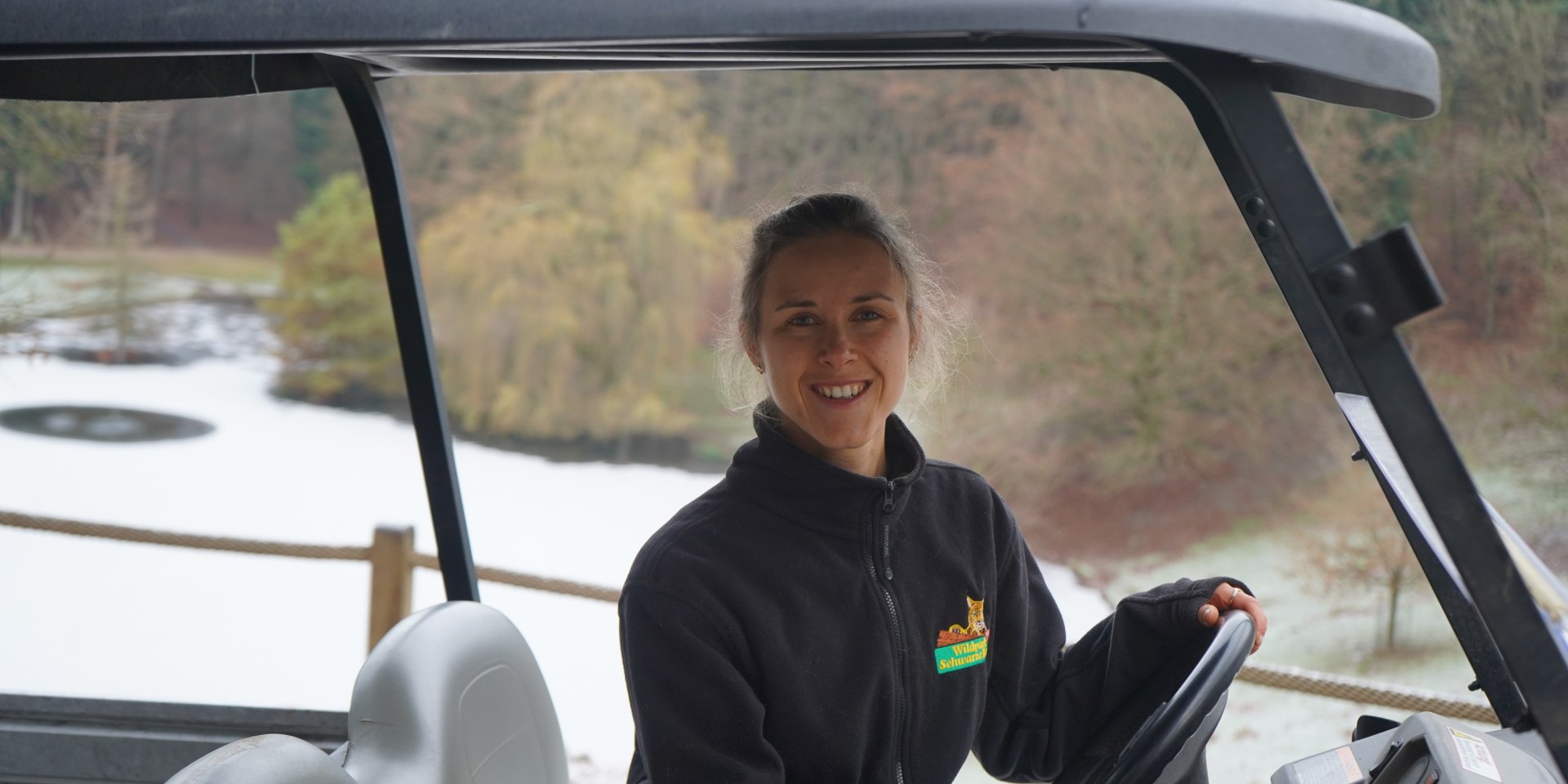 Mitarbeiterin für Nachhaltigkeit: Ina-Kathrin Spey in einem E-Mobil, © Wildpark Schwarze Berge GmbH &amp; Co. KG