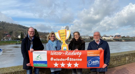 Große Freude am Weser-Radweg    , © Weserbergland Tourismus e.V