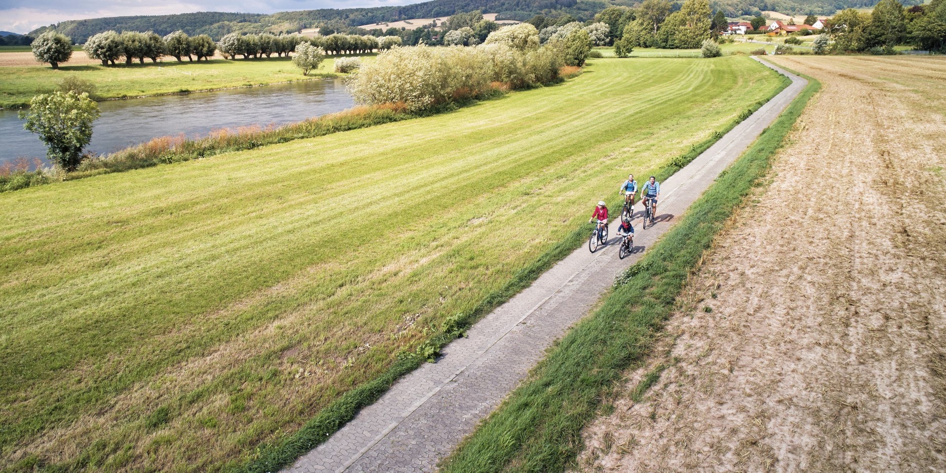 Familie auf dem Weserradweg - Emmerthal, © DZT, Foto: Jena Wegener