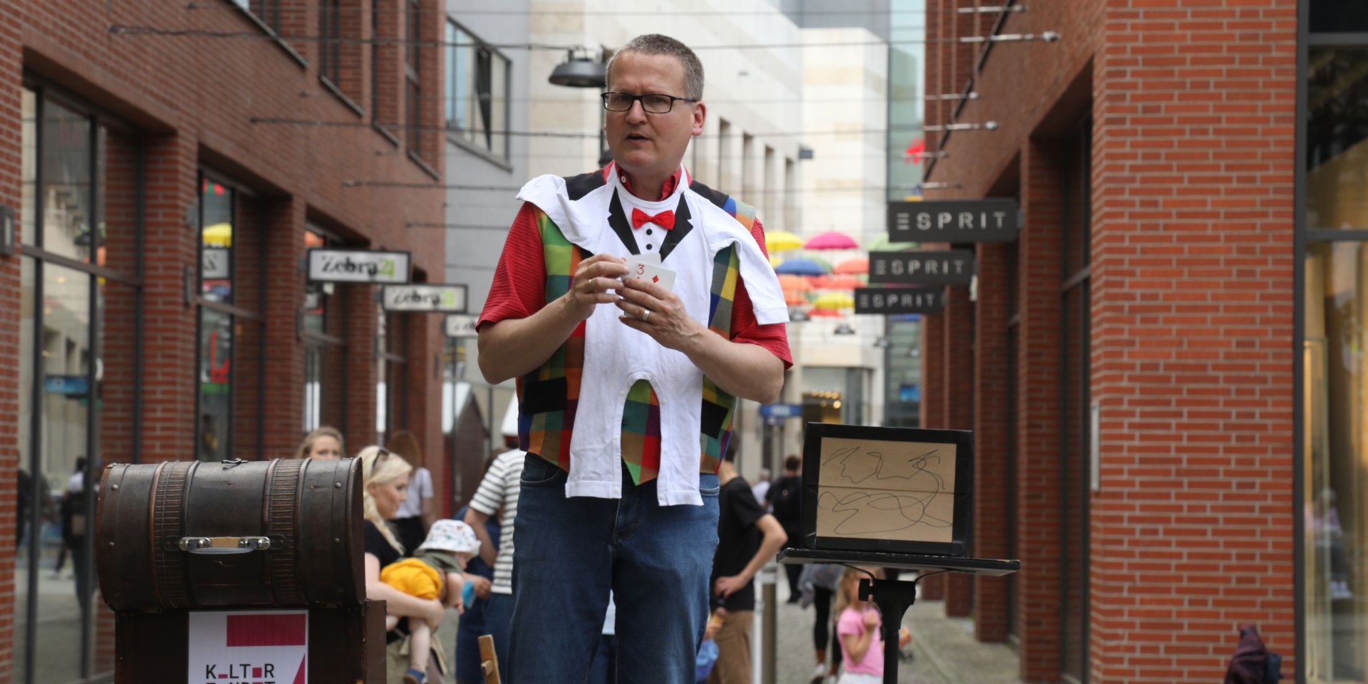 Der Zauberkünstler Frank Wessels aus Emmerke begeisterte mit seiner Straßenshow große und kleine Zuschauende und bot unterhaltsame Zauberkunst, verpackt mit Humor und Wortwitz, © Hildesheim Marketing GmbH/ Daniela Rück