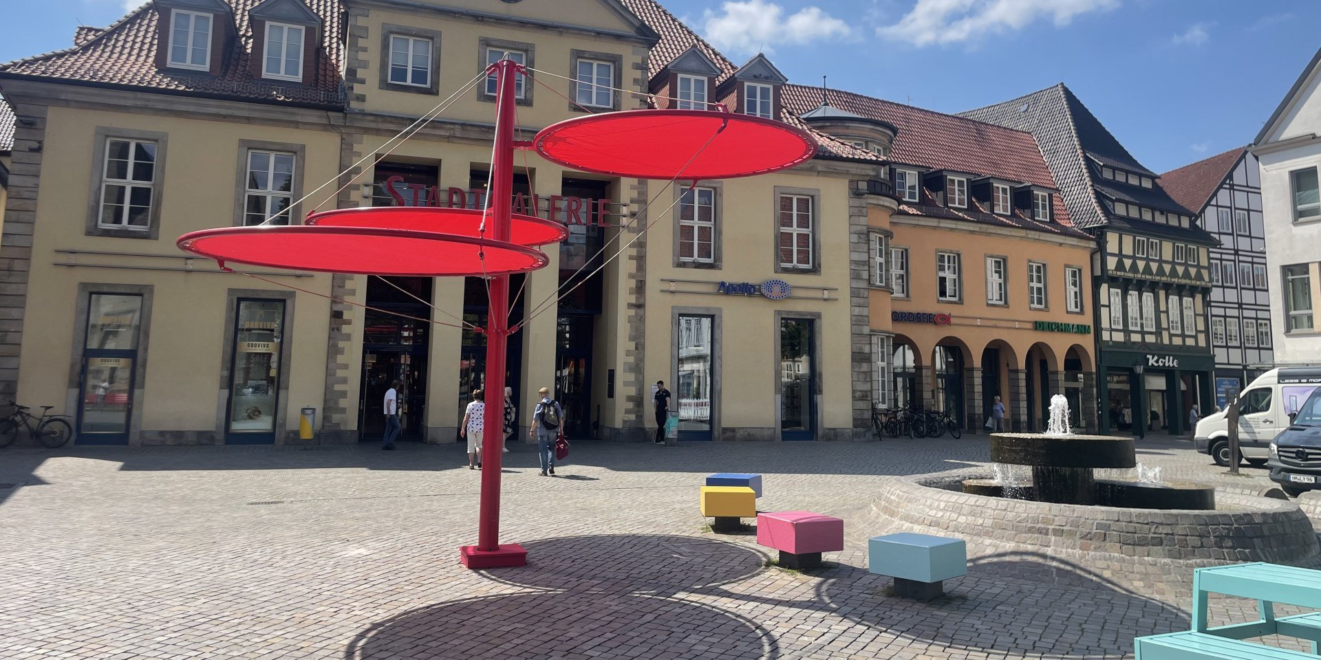 Ausgefallener Sonnenschirm in der Hamelner Innenstadt, © Hameln Marketing und Tourismus GmbH