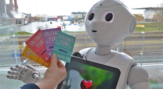 phaeno Roboter Smarty ist begeistert von den Tickets, © phaeno gGmbH