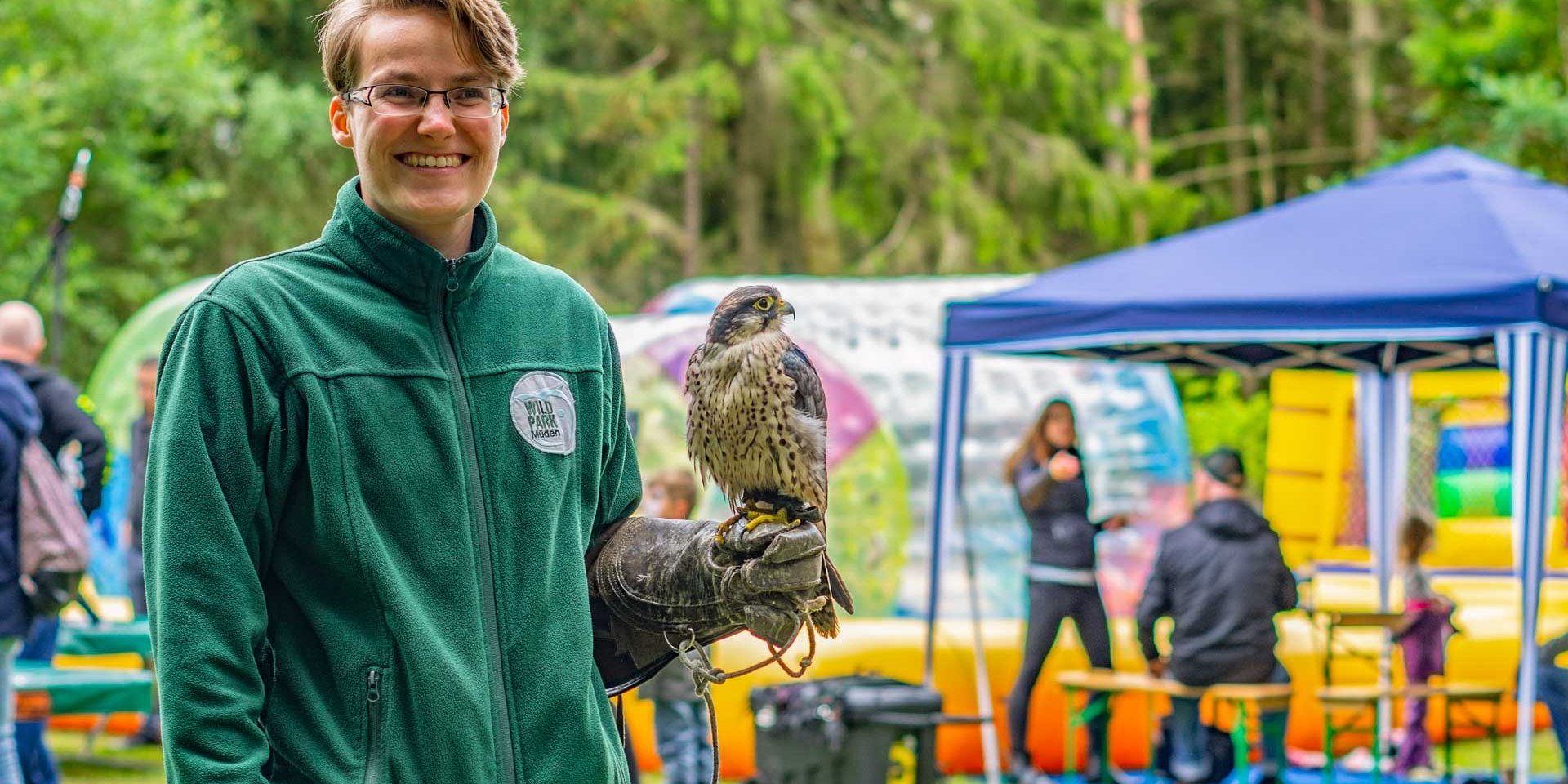Falknerin Staphanie Laarmann, © Wildpark Müden