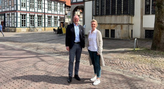 Martin Fahrland (MWT) und Meike Zumbrock (TMN) vor dem historischen Rathaus in Nienburg., © Mittelweser-Touristik GmbH Martin Fahrland (MWT) und Meike Zumbrock (TMN) vor dem historischen Rathaus in Nienburg., © Mittelweser-Touristik GmbH