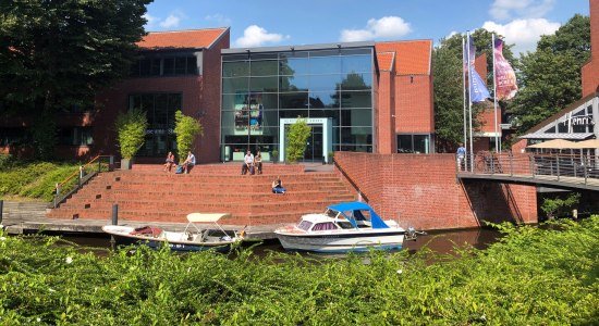 Die Kunsthalle Emden, idyllisch an einer Gracht mitten in der Stadt gelegen, © Kunsthalle Emden Die Kunsthalle Emden, idyllisch an einer Gracht mitten in der Stadt gelegen, © Kunsthalle Emden