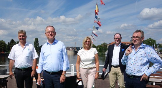 Auf einer zweistündigen Rund-Schifffahrt traf der Ministerpräsident auf heimische Bundes- sowie Landespolitiker und Touristiker, © FlotteWeser Auf einer zweistündigen Rund-Schifffahrt traf der Ministerpräsident auf heimische Bundes- sowie Landespolitiker und Touristiker, © FlotteWeser