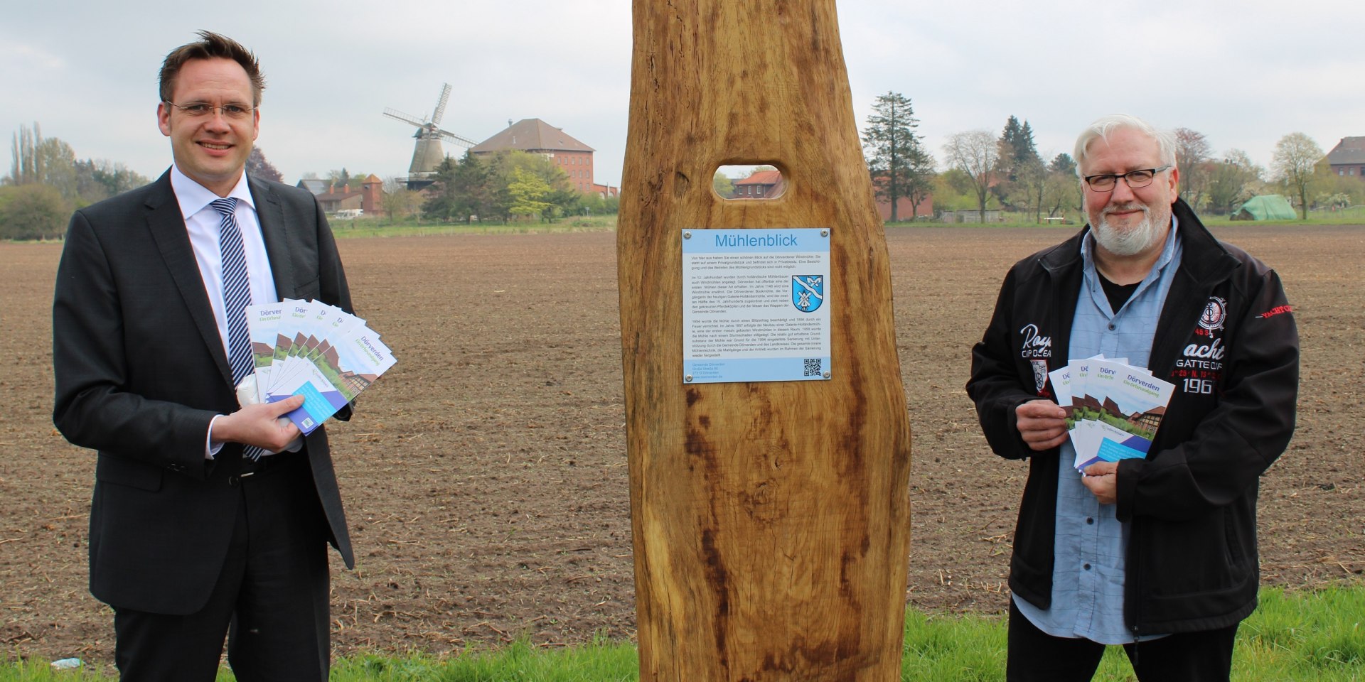 Bürgermeister Alexander von Seggern und der im Rathaus für den Bereich Tourismus zuständige Rainer Gehrke präsentieren den neuen „Mühlenblick“., © Gemeinde Dörverden 