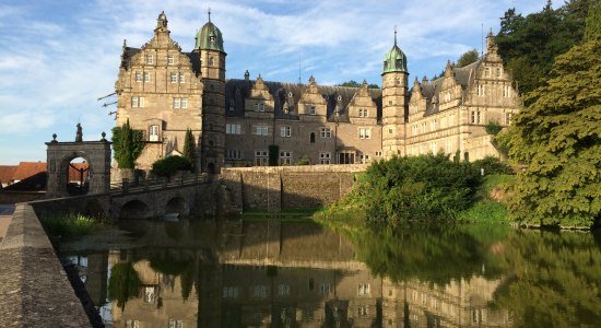 Schloss Hämelschenburg - Blick über den Teich, © Schloss Hämelschenburg Schloss Hämelschenburg - Blick über den Teich, © Schloss Hämelschenburg