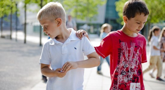 Beim Workshop &quot;Codes der Natur&quot; entdecken die Kinder rätselhafte Muster in der Parklandschaft, © Nele Martensen