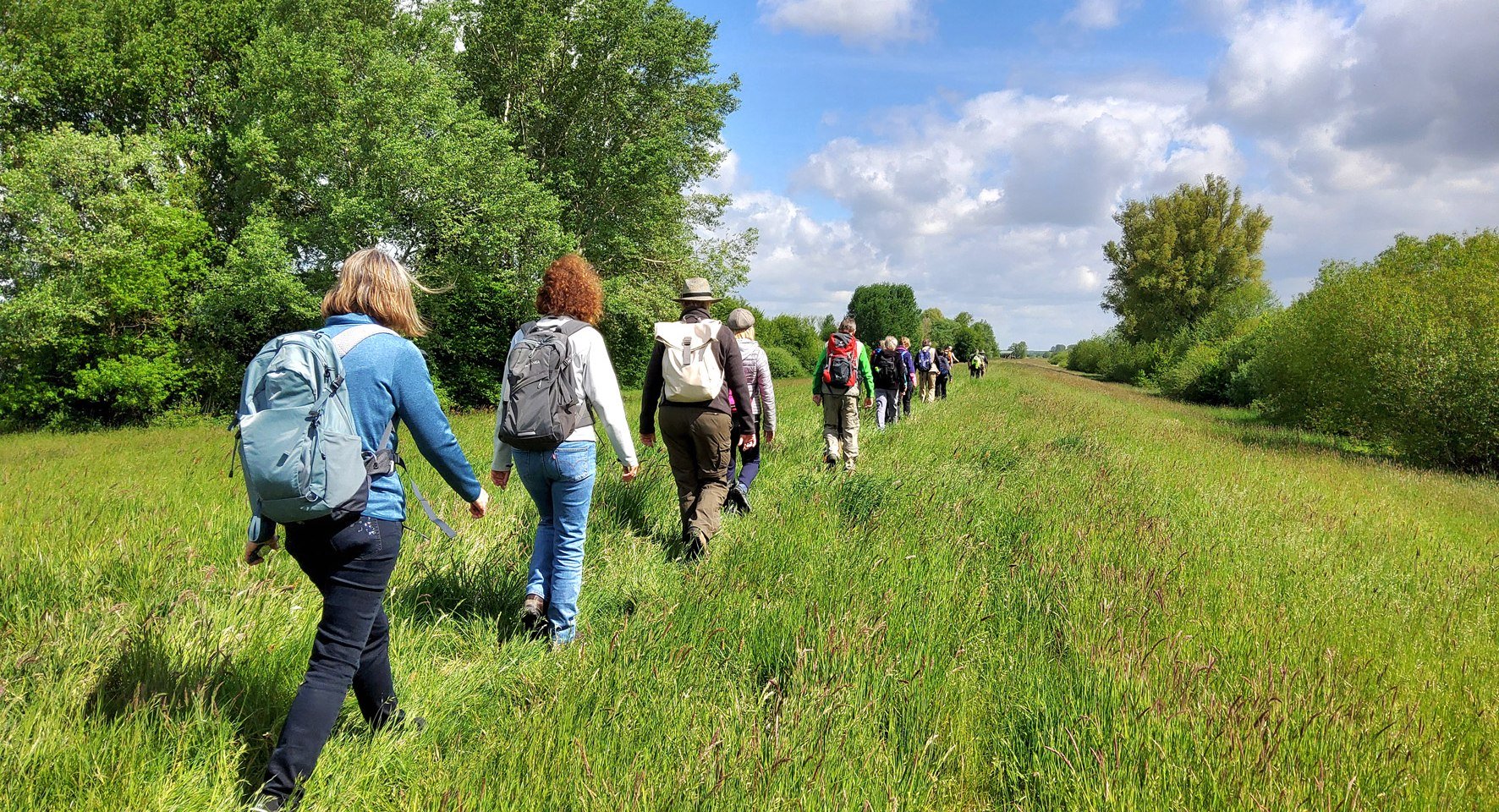 Auf dem NP Vörder See-Osteland - Wanderer auf dem Ostedeich, © Touristikverband Landkreis Rotenburg (Wümme