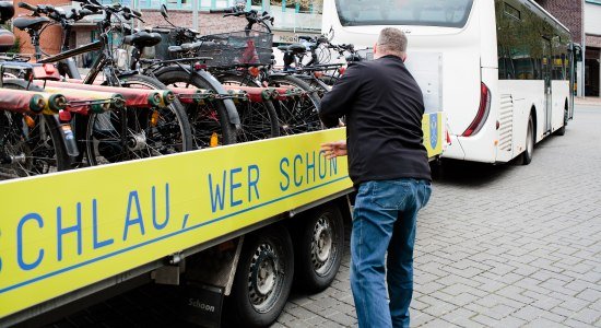 Aufladen Elbe-Radwanderbus Linie 2, © TV LK Stade Elbe e.V./ Daniela Ponath Aufladen Elbe-Radwanderbus Linie 2, © TV LK Stade Elbe e.V./ Daniela Ponath