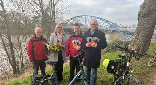 v.l. Berthold Vahlsing (Vorsitzender ADFC-Kreisverband Nienburg), Sonja Kuhn (stellvertretende Geschäftsführerin Mittelweser-Touristik GmbH), Jürgen Herbst (ADFC) und Martin Fahrland (Geschäftsführer der Mittelweser-Touristik GmbH) präsentieren das neue ADFC-Radtourenprogramm 2024., © Mittelweser-Touristik GmbH