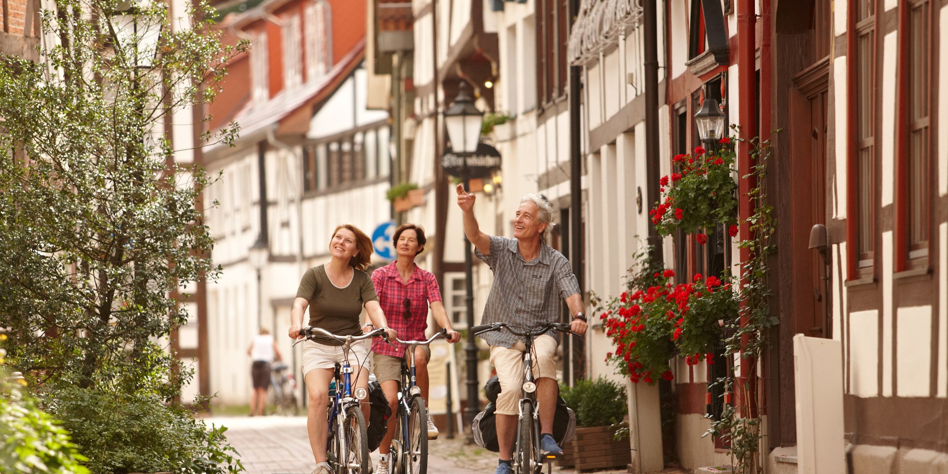 Radfahrer am Weser-Radweg in Hameln, © Weserbergland Tourismus e. V./Marcus Gloger