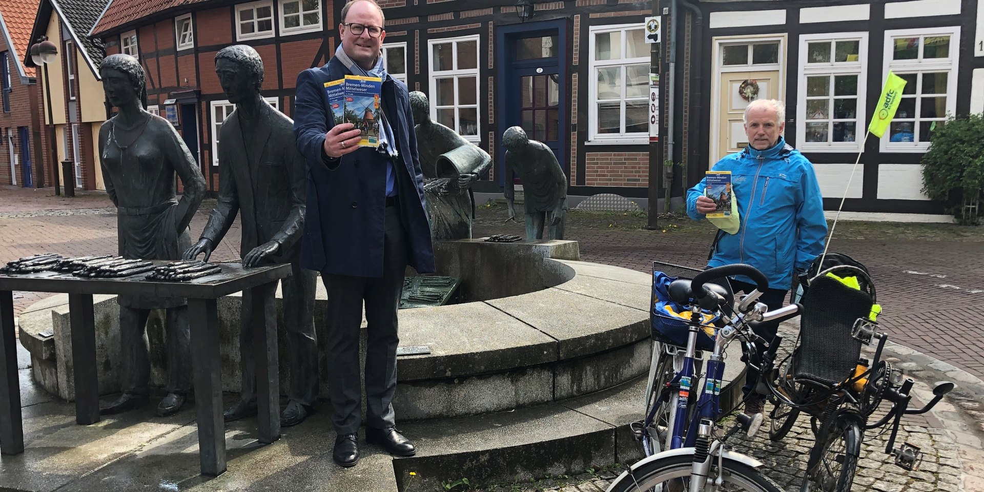 Berthold Vahlsing, Vorsitzender des ADFC-Kreisverbandes Nienburg (rechts) und Martin Fahrland, Geschäftsführer der Mittelweser-Touristik GmbH freuen sich über die neue Radkarte „Mittelweser“., © Mittelweser-Touristik GmbH