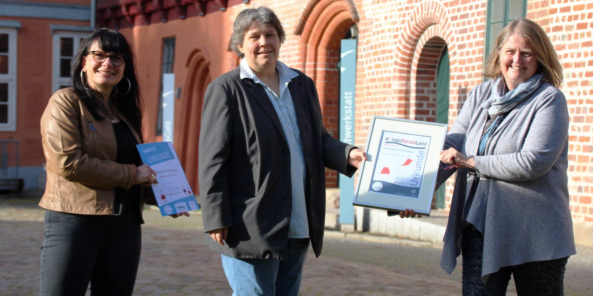 Manja Gückel, Andrea Schmidt und Dörthe Grimm auf dem Schlosshof, © Biosphaerium Elbtalaue GmbH