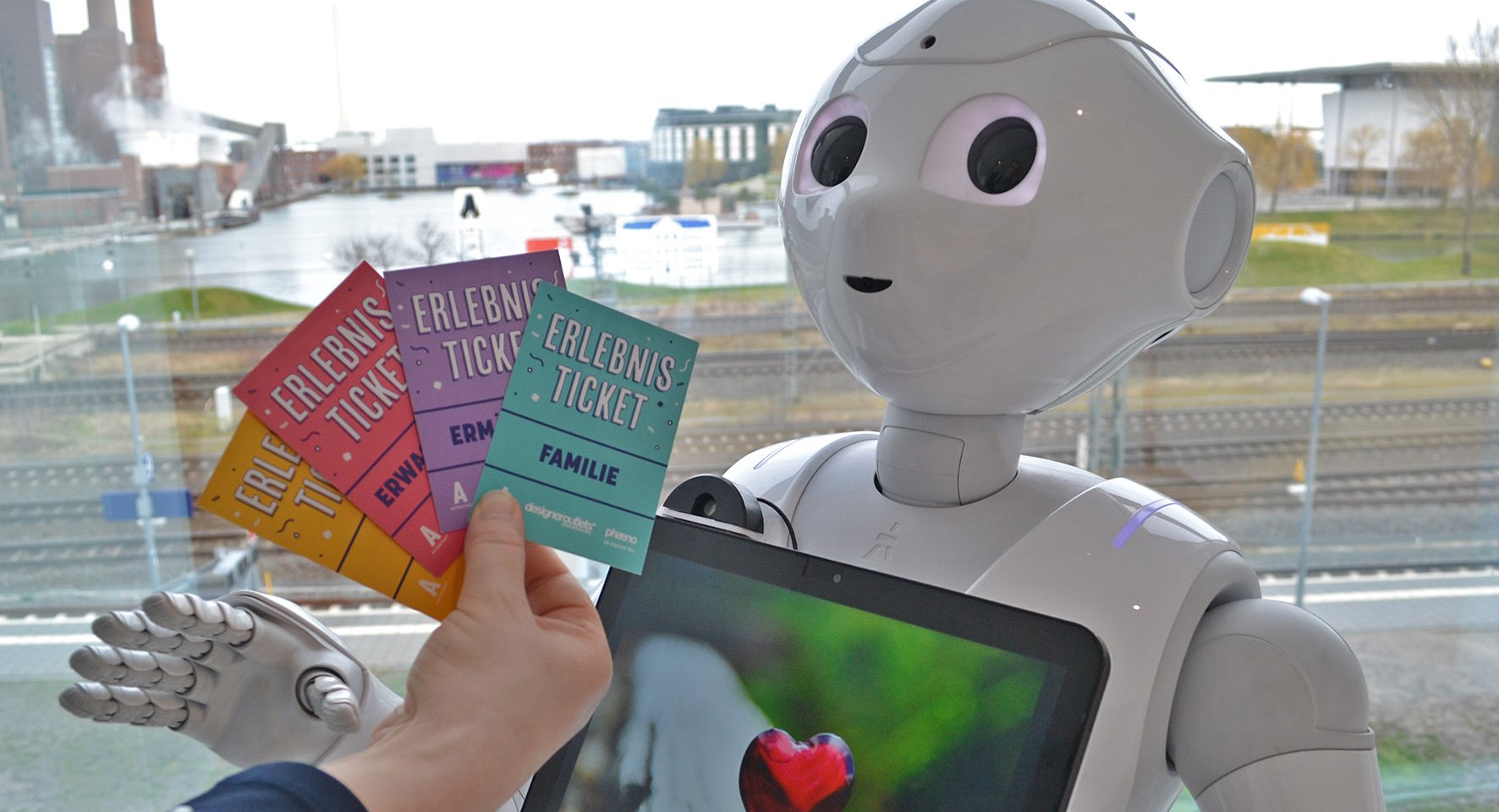 phaeno Roboter Smarty ist begeistert von den Tickets, © phaeno gGmbH