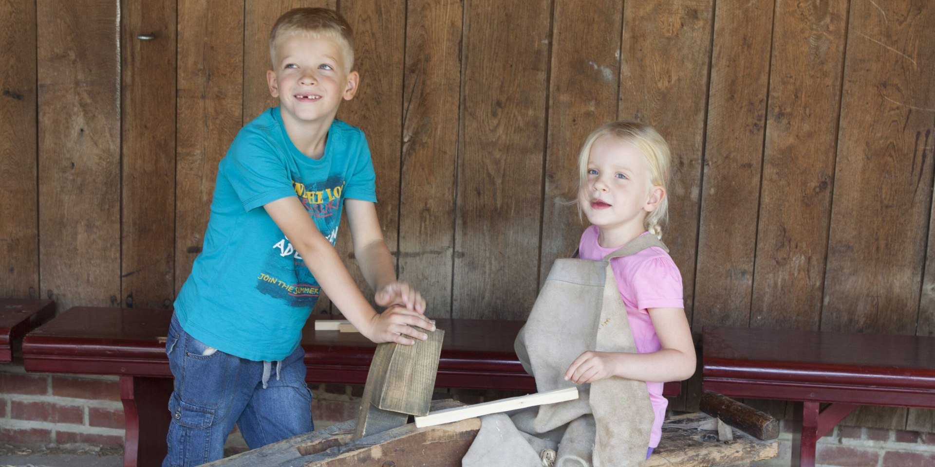 Kinder werken beim Sommerspass am Kiekeberg, © FLMK