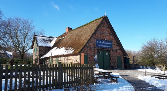Das Eingangsgebäude im Winter am Kiekeberg, © FLMK Das Eingangsgebäude im Winter am Kiekeberg, © FLMK