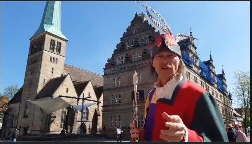 Der Rattenfänger von Hameln besucht die Leute ab sofort per Videokonferenz, © Hameln Marketing und Tourismus GmbH