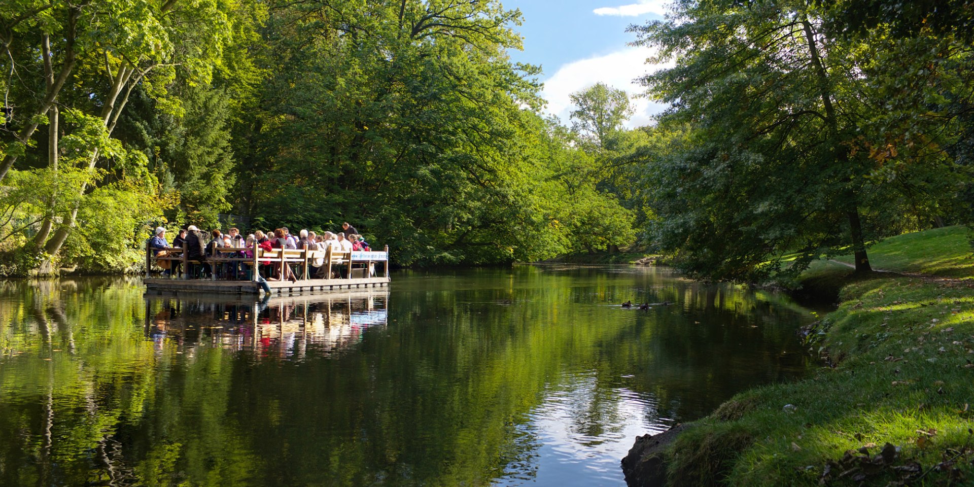 Ab Mai sind wieder Stadtführungen und -fahrten zu Wasser auf dem Floß oder mit Fahrspaß auf dem Segway möglich., © Braunschweig Stadtmarketing GmbH/Gerald Grote