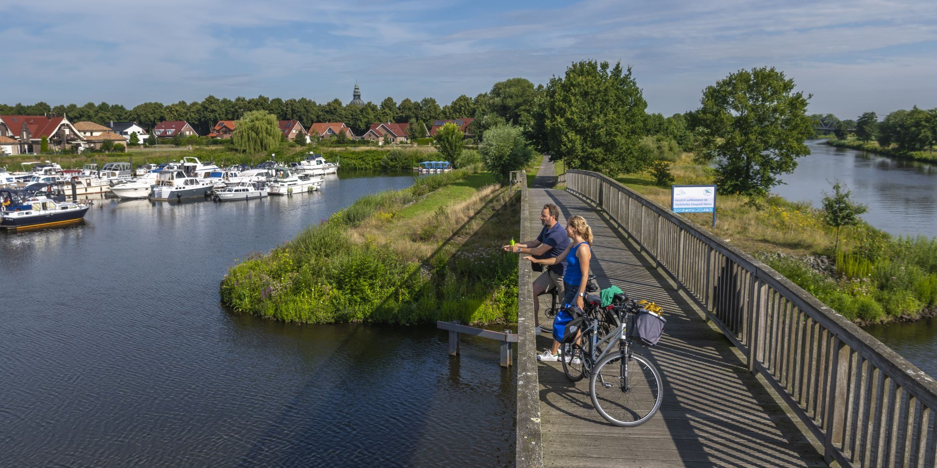 Radler unterwegs auf Emsland-Route beim Yachthafen Haren (Ems), © Emsland Tourismus GmbH 