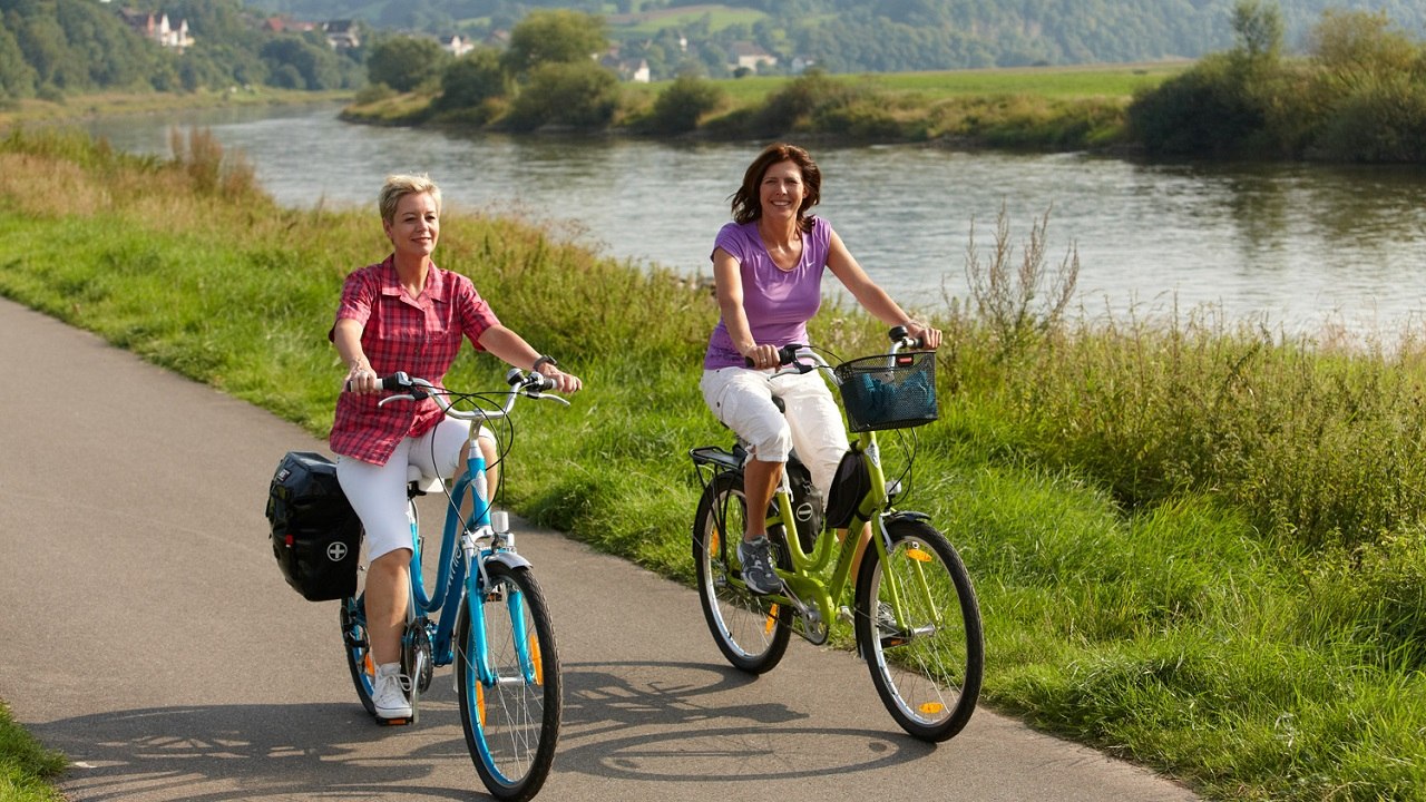 Radlerinnen am Weser-Radweg in Rühle, © Weser-Radweg Infozentrale c/o Weserbergland Tourismus e.V.