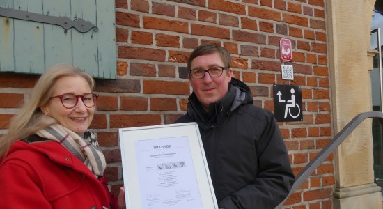Dr. Monika Rulle übergibt Zertifikat an Dr. Sebastian Möllers, © Tourismusverband Landkreis Stade / Elbe e.V.