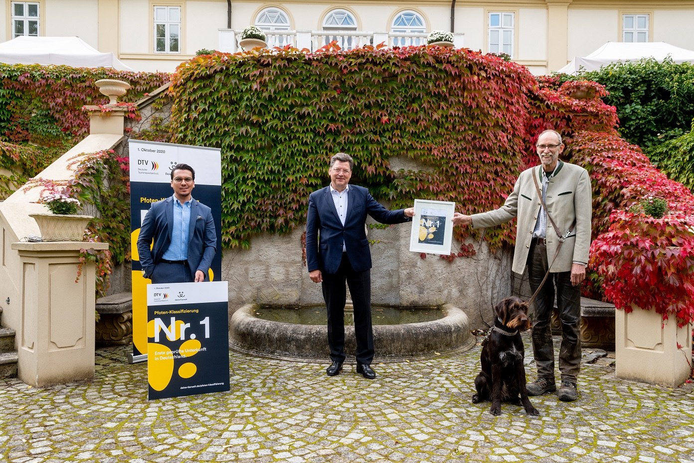 (v.l.) Daniel D’Amico, Geschäftsführer Deine Tierwelt, und DTV-Präsident Reinhard Meyer gratulieren Jan Glöe, Hausherr von Gut Klein Nienhagen, zur erfolgreichen Klassifizierung seiner Ferienwohnung. , © DTV/Katrin Witt-Martens