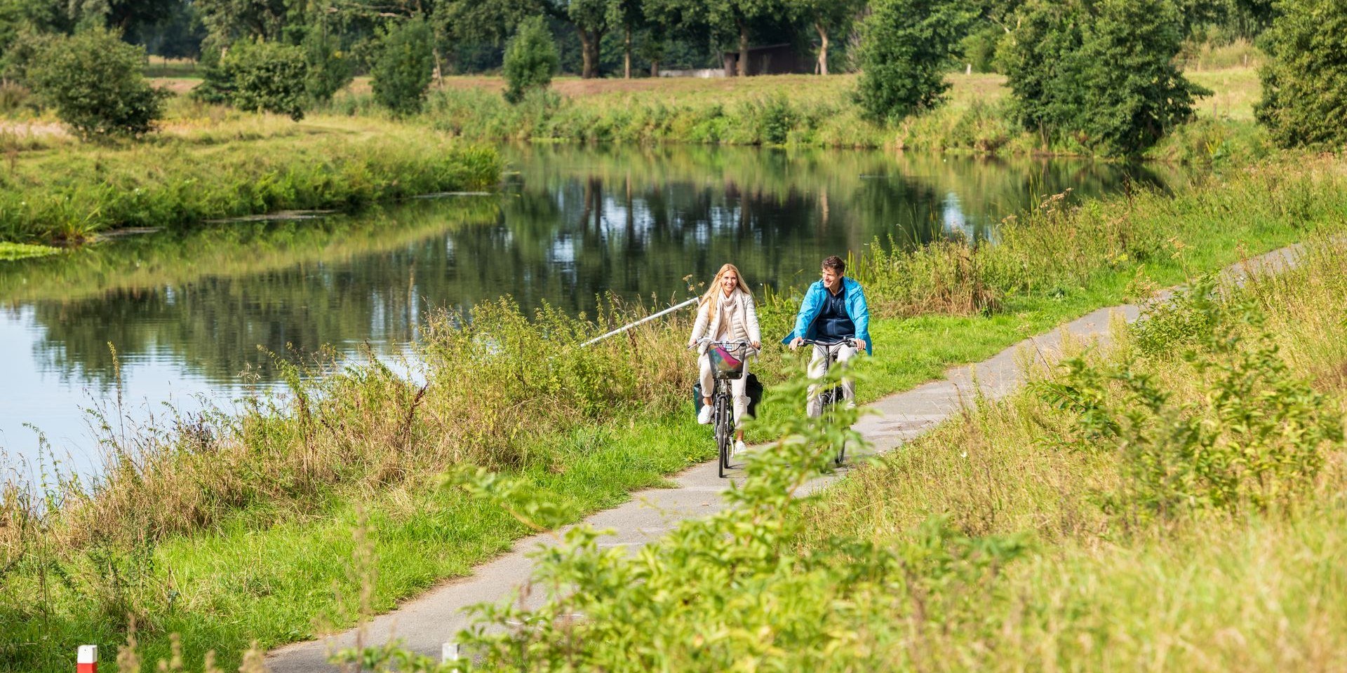 Pärchen fährt Fahrrad an der Vechte, © Markus Tiemann Pärchen fährt Fahrrad an der Vechte, © Markus Tiemann