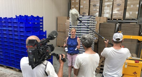 Sylke Herse vom Bickbeernhof Brokeloh erzählt dem Filmteam Interessantes rund um die Blaubeere., © Mittelweser-Touristik GmbH Sylke Herse vom Bickbeernhof Brokeloh erzählt dem Filmteam Interessantes rund um die Blaubeere., © Mittelweser-Touristik GmbH